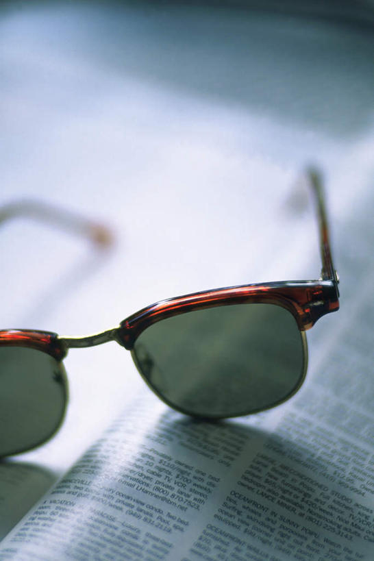 无人,竖图,俯视,室内,特写,白天,桌面,静物,一副,一排,阴影,朦胧,模糊,整齐,光线,方格,墨镜,眼镜,影子,排列,阳光,太阳镜,太阳眼镜,遮阳镜,队列,彩图,高角度拍摄