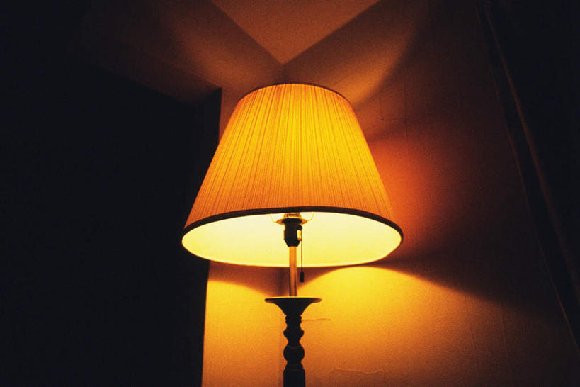 无人,横图,室内,白天,仰视,台灯,卧室,照明,墙,灯光,墙壁,墙面,灯,一个,黄色,黑色,灯罩,灯具,单个,照亮,照明设备,彩图,低角度拍摄,睡房,卧房