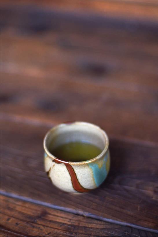 无人,竖图,俯视,室内,特写,白天,水,茶,桌面,杯子,一排,阴影,条纹,朦胧,模糊,整齐,光线,液体,影子,水滴,绿茶,茶道,一杯,文化,排列,一个,绿色,白色,阳光,水杯,单个,茶艺,环境,队列,东亚文化,礼法,修行,茶杯,彩图,高角度拍摄,茶文化