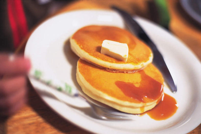 点心,手,横图,俯视,室内,特写,白天,早餐,桌面,餐具,三块,一堆,握,阴影,堆叠,堆积,朦胧,模糊,光线,叉子,碟子,盘,影子,勺子,黄油,食品,甜点,甜品,拿,拿着,食物,糕点,排列,一个,黄色,白色,阳光,盘子,调羹,碟,汤匙,甜食,手部,早点,握着,单个,堆,糖浆,队列,薄饼,半身,彩图,高角度拍摄