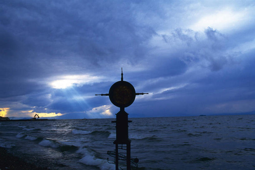 无人,栏杆,横图,室外,白天,仰视,海浪,海洋,楼梯,金属制品,雕塑,朦胧,模糊,艺术,装饰,金属,雕刻,雕像,扶手,阶梯,浪花,水平线,乌云,云,阴天,云朵,辽阔,海平线,云彩,护栏,瞭望台,台阶,天空,海水,工艺品,天,广阔,球体,纪念,一望无际,美术,昏暗,阴沉,主题,陈列,海景,功能,美学,无边无际,一马平川,大海,风浪,海,海水的波动,近岸浪,涌浪,彩图,低角度拍摄,水天相接,水天一线