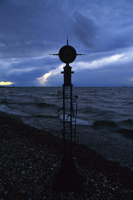 无人,竖图,室外,白天,仰视,海浪,海洋,石头,沙滩,金属制品,雕塑,朦胧,模糊,艺术,装饰,金属,雕刻,雕像,沙子,石子,海岸,浪花,水平线,乌云,云,阴天,云朵,辽阔,海平线,沙地,云彩,瞭望台,白云,天空,海水,工艺品,天,广阔,球体,鹅卵石,晴朗,纪念,一望无际,美术,昏暗,阴沉,主题,陈列,按摩石,海景,功能,美学,无边无际,一马平川,大海,风浪,海,海水的波动,海滩,近岸浪,石块,涌浪,晴空,彩图,低角度拍摄,水天相接,水天一线