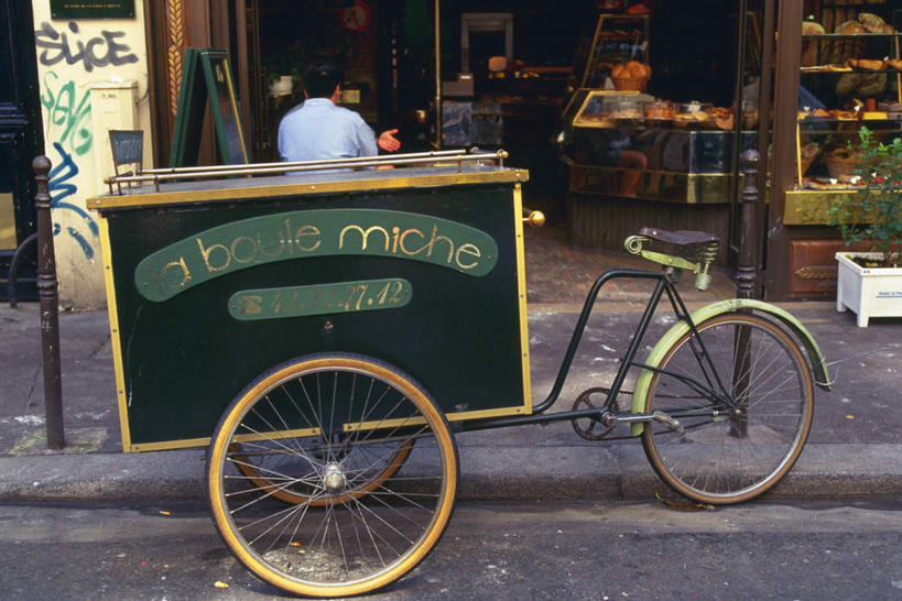 西方人,一个人,餐厅,坐,横图,室外,白天,植物,吧台,道路,街道,路,公路,自行车,欧洲,欧洲人,仅一个男性,仅一个人,服装,艺术,信息,标志,盆栽,文字,字符,字母,墙,三轮车,价目,盆景,交通,注视,休闲装,标识,墙壁,墙面,车,脚踏车,仅一个年轻男性,背面,衣服,绿色,自然,黑板,箱子,交通工具,观察,看,休闲,休闲服,教学,服饰,生长,成长,观看,察看,关注,法语,法文,耐磨,教学黑板,男人,男性,中年男性,白种人,马路,坐着,半身,彩图,涂鸦,餐馆,饭店,饭馆