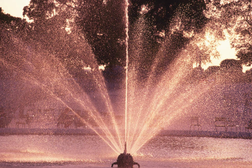 无人,横图,室外,白天,正面,河流,树林,水,植物,喷泉,波纹,飞溅,溅,液体,河水,水滴,水流,喷水,水珠,树,树木,粉色,蓝色,绿色,蓝天,水纹,天空,自然,波浪,天,生长,晴朗,成长,刺眼,耀眼,喷洒,万里无云,晴空,晴空万里,彩图,夺目