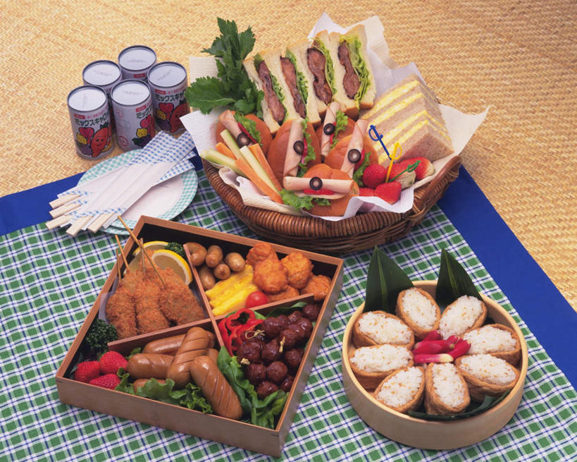 盒饭,寿司,无人,横图,俯视,室内,特写,白天,烹饪,西餐,餐桌,筷子,桌子,草莓,柠檬,西红柿,餐具,水果,许多,新鲜,便当,布料,碟子,盘,粽叶,生食,香肠,三明治,料理,食品,果实,火腿肠,布纹,文化,传统,菜肴,美食,桌布,食物,饮料,盘子,餐巾,碟,台布,快餐,便捷,西式,佳肴,有机食品,绿色食品,便当盒,餐台,礼节,便利,礼仪,西式快餐,三文治,快捷,弁当,进餐用具,益母果,洋莓,水果皇后,柠果,红莓,地莓,樱桃番茄,圣女果,番茄,彩图,高角度拍摄