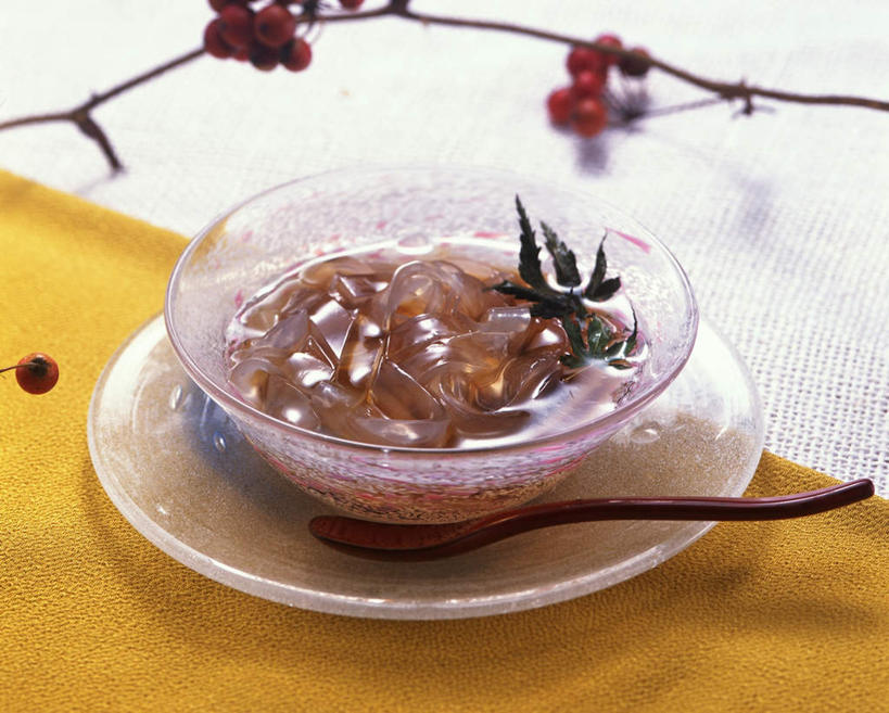 点心,无人,横图,俯视,室内,特写,白天,烹饪,餐桌,桌子,樱桃,餐具,玻璃,布料,碟子,盘,勺子,陶瓷,食品,甜点,甜品,陶瓷制品,布纹,菜肴,美食,玻璃制品,桌布,食物,盘子,餐巾,容器,调羹,碟,台布,汤匙,碗,果冻,甜食,零食,佳肴,餐台,储藏,储存,啫喱,石花菜,樱珠,莺桃,英桃,楔桃,牛桃,荆桃,彩图,高角度拍摄,贮存