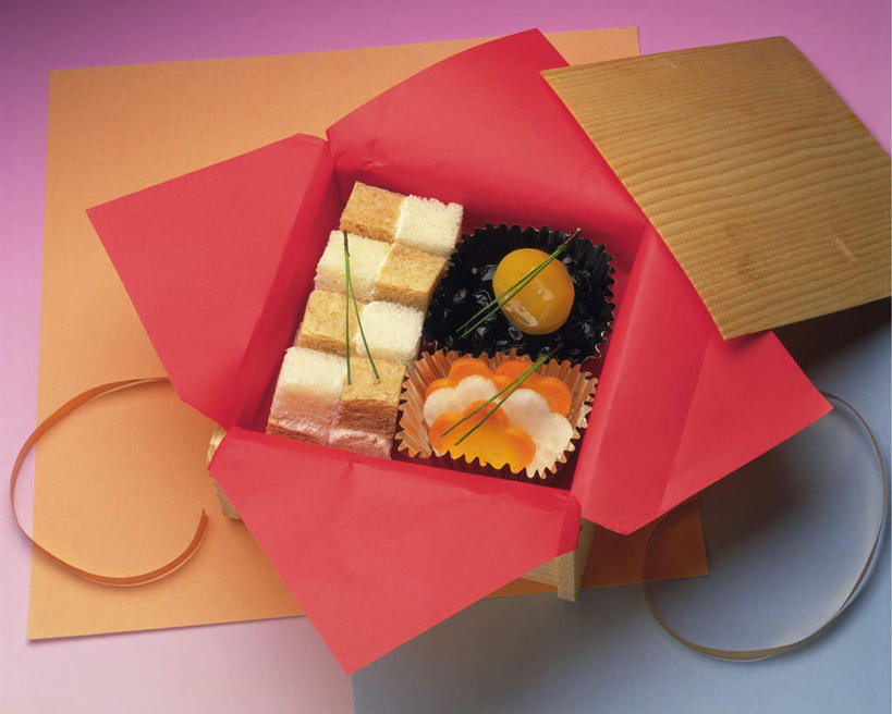 点心,盒饭,无人,横图,俯视,室内,特写,白天,烹饪,下午茶,餐桌,桌子,萝卜,胡萝卜,蔬菜,新鲜,便当,牙签,纸,蛋,蛋黄,日本料理,料理,食品,菜肴,美食,食物,糕点,日式料理,日式,便捷,佳肴,有机食品,绿色食品,便当盒,餐台,便利,取食签,快捷,弁当,红萝卜,甘荀,彩图,高角度拍摄,蛋糕