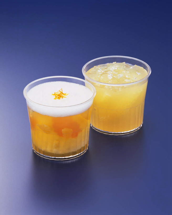 点心,无人,竖图,俯视,室内,特写,白天,餐桌,桌子,杯子,阴影,蓝色背景,反射,影子,食品,甜点,甜品,玻璃制品,食物,两个,黄色,水杯,果冻,甜食,零食,摄影,影棚,餐台,啫喱,玻璃杯,彩图,高角度拍摄,影棚拍摄,拍摄