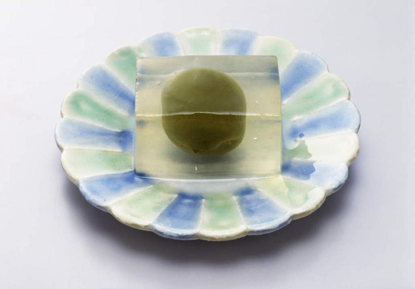 点心,无人,横图,俯视,室内,特写,白天,白色背景,餐桌,桌子,李子,餐具,一排,阴影,花纹,整齐,反射,包装,碟子,盘,图案,影子,食品,甜点,甜品,食物,糕点,排列,一个,盘子,碟,果冻,甜食,零食,摄影,影棚,单个,餐台,队列,啫喱,恐龙蛋,布冧,彩图,高角度拍摄,影棚拍摄,拍摄