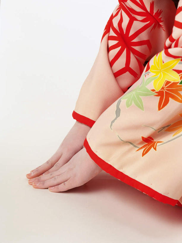 东方人,手,一个人,演员,电影明星,坐,竖图,俯视,室内,特写,白天,白色背景,民族服装,化妆,美容,日本,亚洲,双手,仅一个男性,仅一个人,表演,撑,跪拜,护肤,和服,黄种人,扮演,仅一个年轻男性,保养,享受,休闲,手部,放松,保健,摄影,服饰,影棚,演出,撑着,东亚,养颜,吴服,唐草,唐花,唐锦,日本国,男人,男性,年轻男性,亚洲人,影视明星,坐着,半身,彩图,高角度拍摄,影棚拍摄,传统服装,民俗服,拍摄,歌舞伎