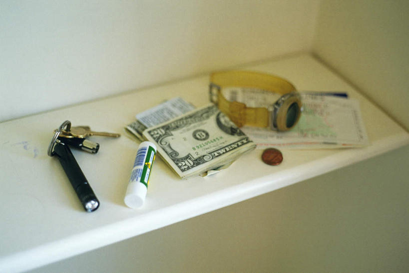 无人,横图,俯视,室内,特写,白天,安全,钱,桌面,桌子,静物,一堆,许多,堆叠,堆积,时间,英文,标志,钱币,时钟,手表,文字,字符,字母,防护,钥匙,计时,标识,钟表,粘液,表,钞票,金融,纸币,经济,堆,英文字母,保护,腕表,开启,封闭,保险,私密,流通,纸钞,贸易,保全,周全,安稳,安定,防盗,平安,货币,现金,钟,彩图,高角度拍摄