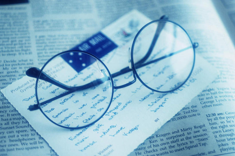 无人,横图,俯视,室内,特写,白天,桌面,静物,报纸,一副,阴影,模糊,反射,信息,英文,标志,文字,眼镜,影子,字符,字母,明信片,标识,卡片,英文字母,新闻,近视眼镜,彩图,高角度拍摄,报刊