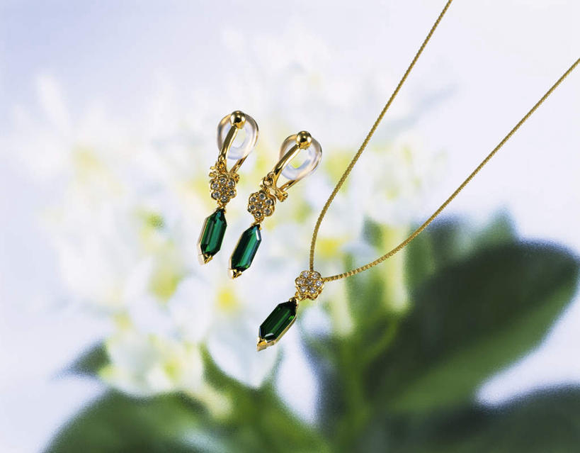 无人,横图,俯视,室内,特写,白天,白色背景,爱情,奢侈,桌子,静物,项链,叶子,珠宝,阴影,装饰,盛开,反射,矿石,影子,绿叶,一对,美丽,花蕾,钻石,装饰品,花,花瓣,花朵,鲜花,三个,绿色,白色,饰品,首饰,花苞,花蕊,金色,嫩叶,典雅,摄影,影棚,金刚石,昂贵,华丽,修饰,耳坠,坚硬,点缀,贵重,宝石,高贵,坚定,信念,衬托,美观,雅致,雅观,约定,翡翠,宝贵,叶,叶片,彩图,高角度拍摄,影棚拍摄,拍摄