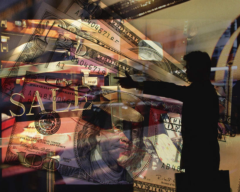 西方人,一个人,无人,商务人士,商务男性,站,举,横图,室内,白天,侧面,衬衫,钱,数码,科技,门,欧洲,欧洲人,仅一个男性,仅一个人,抢,指,阴影,套装,网络,包,公文包,钱币,背光,高光,几何,计算机图形,合成,方向,仅一个年轻男性,门框,手势,托,站着,钞票,金融,纸币,经济,公事包,电脑合成图,数码合成图,指向,食指,商务装,逆光,流通,纸钞,贸易,工薪阶层,写实,具体,具象,货币,现金,男人,男性,年轻男性,白种人,大拇指,白领,上班族,举起,举手,举着,向上举,向上伸,向上托,站立,半身,彩图,衬衣