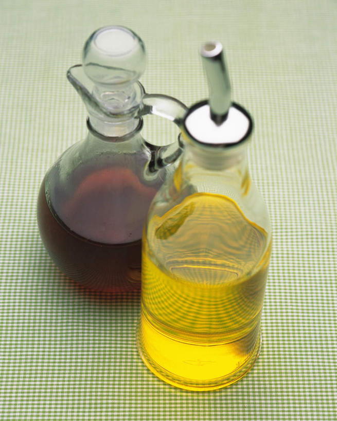 无人,竖图,俯视,室内,特写,白天,餐桌,桌子,布料,罐子,醋,调料,食用油,油,调味品,调味料,布纹,调味瓶,玻璃制品,桌布,两个,玻璃瓶,餐巾,瓶子,台布,摄影,影棚,餐台,彩图,高角度拍摄,影棚拍摄,拍摄