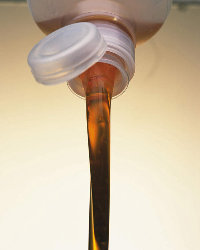 无人,竖图,室内,特写,白天,白色背景,仰视,水,倒,液体,塑料,水滴,食用油,油,瓶子,塑料制品,瓶盖,塑料瓶,摄影,流动,影棚,彩图,低角度拍摄,影棚拍摄,拍摄