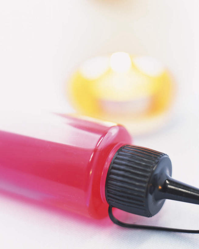 无人,竖图,俯视,室内,特写,白天,白色背景,阴影,朦胧,模糊,反射,影子,塑料,两个,一个,黄色,红色,黑色,塑料制品,瓶盖,摄影,影棚,单个,彩图,高角度拍摄,影棚拍摄,拍摄