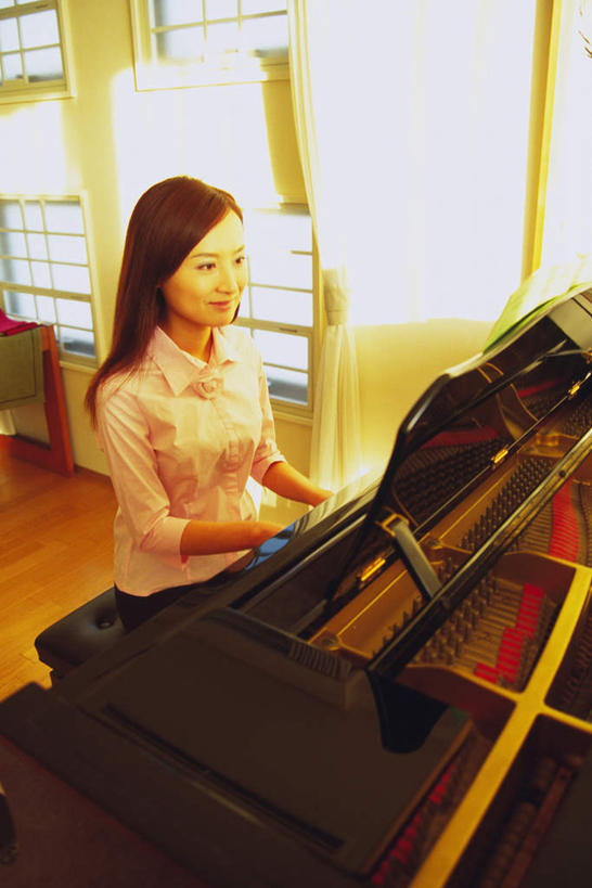 东方人,一个人,音乐厅,坐,笑,微笑,竖图,俯视,室内,白天,键盘,窗户,落地窗,亚洲,仅一个年轻女性,仅一个女性,仅一个人,服装,朦胧,模糊,瓷砖,地砖,钢琴,墙,乐器,地面,弹奏,注视,休闲装,黄种人,玻璃窗,墙壁,墙面,衣服,观察,看,休闲,休闲服,服饰,观看,察看,键盘乐器,关注,年轻女性,女人,女性,亚洲人,坐着,半身,彩图,高角度拍摄,演奏厅