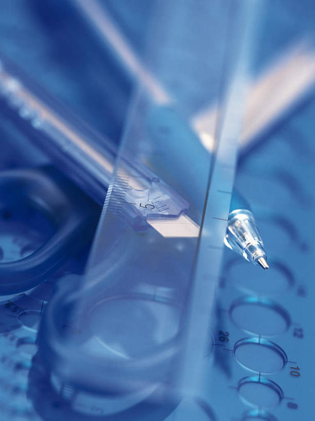 无人,竖图,俯视,室内,特写,白天,静物,修剪,蓝色背景,朦胧,模糊,测量,笔,工具,剪刀,刻度,塑料,办公用品,刀具,文具,尺,铅笔,塑料制品,学习用品,直尺,刀,摄影,影棚,测量工具,裁剪,文具用品,尺子,剪子,衡量,绘图,剪裁,切割,自动铅笔,比例,测绘,量具,量仪,塑料尺,标度,裁纸刀,彩图,高角度拍摄,影棚拍摄,拍摄