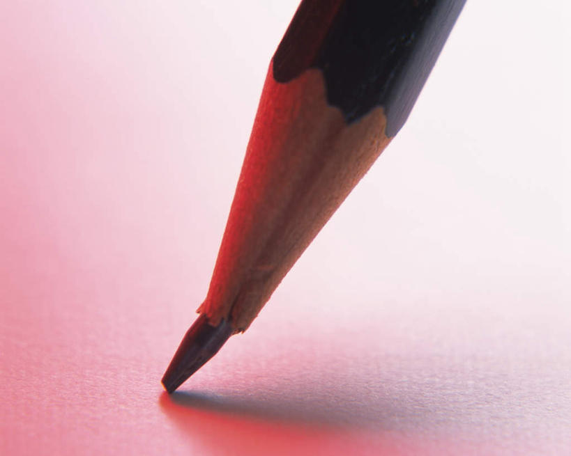 无人,横图,俯视,室内,特写,白天,静物,一根,阴影,粉色背景,朦胧,模糊,反射,笔,影子,办公用品,破坏,破损,文具,铅笔,学习用品,笔芯,断裂,摄影,影棚,文具用品,损坏,彩图,高角度拍摄,影棚拍摄,拍摄