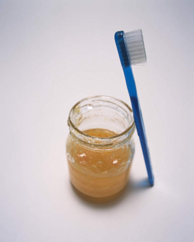 蜂蜜,无人,竖图,俯视,室内,特写,白天,白色背景,桌子,静物,杯子,阴影,朦胧,模糊,光线,牙刷,影子,玻璃制品,一个,蓝色,水杯,日用品,靠,靠着,清洁,倚靠,摄影,影棚,单个,洗漱用品,卫生,倚着,玻璃杯,彩图,高角度拍摄,影棚拍摄,拍摄