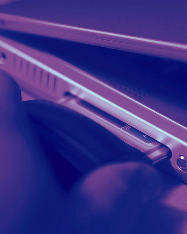 东方人,手,一个人,竖图,俯视,室内,特写,白天,白色背景,通讯,电脑,笔记本电脑,数据,亚洲,仅一个男性,仅一个人,握,阴影,蓝色背景,朦胧,模糊,反射,传输,网络,信息,影子,拿,拿着,黄种人,存储介质,通讯设备,仅一个年轻男性,手部,握着,摄影,影棚,网线,硬盘,存储,无线,磁卡,通信设备,水晶头,无线网络,无线上网,便携式电脑,线缆,手提电脑,男人,男性,年轻男性,亚洲人,半身,彩图,高角度拍摄,影棚拍摄,拍摄