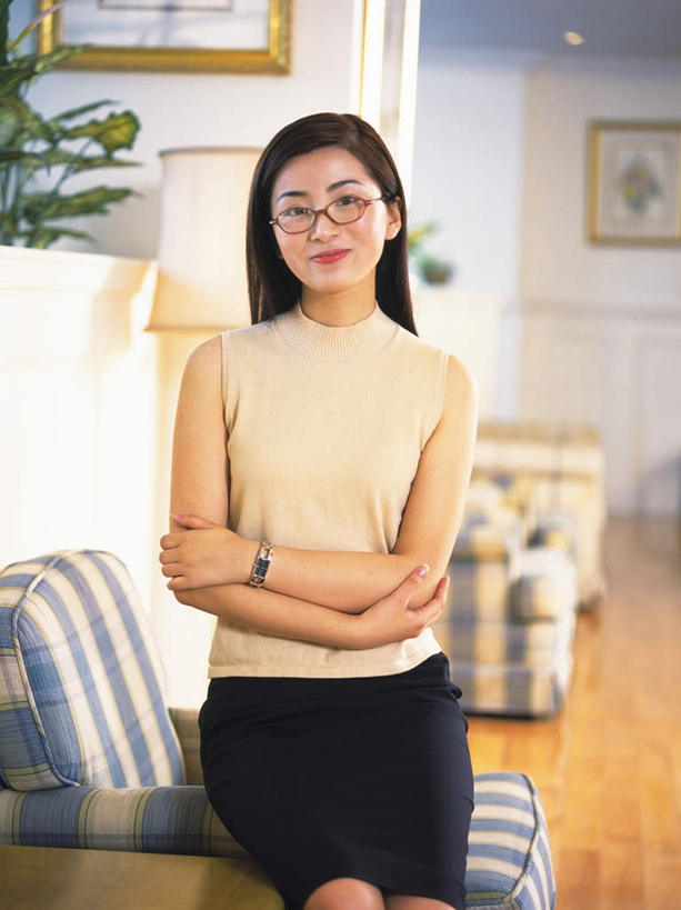 东方人,一个人,客厅,坐,笑,双手交叉,微笑,竖图,室内,白天,正面,沙发,亚洲,仅一个年轻女性,仅一个女性,仅一个人,一块,服装,时间,时钟,手表,计时,注视,休闲装,黄种人,墙画,两个,衣服,钟表,观察,看,休闲,休闲服,表,服饰,观看,腕表,察看,起居室,双手抱胸,关注,布艺沙发,客堂,年轻女性,女人,女性,亚洲人,长发,钟,坐着,半身,彩图