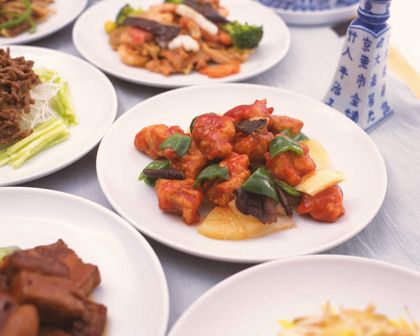 无人,横图,俯视,室内,特写,白天,烹饪,餐桌,桌子,菠萝,餐具,许多,阴影,光线,布料,碟子,盘,影子,青椒,料理,食品,布纹,咕咾肉,木耳,菜肴,美食,桌布,盘子,餐巾,碟,台布,中式,佳肴,餐台,大椒,菜椒,进餐用具,烹调用具,凤梨,甜椒,柿子椒,灯笼椒,彩图,高角度拍摄