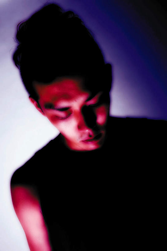 东方人,一个人,站,闭眼,竖图,室内,白天,正面,亚洲,仅一个男性,仅一个人,服装,休闲装,黄种人,仅一个年轻男性,衣服,黑色,低头,站着,休闲,思考,休闲服,考虑,服饰,特效,愧疚,男人,男性,年轻男性,亚洲人,闭眼睛,闭着眼,闭着眼睛,站立,半身,彩图