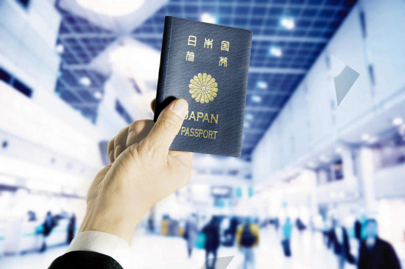 东方人,一个人,商务人士,商务男性,机场,举,横图,室内,特写,白天,仰视,衬衫,飞机场,亚洲,仅一个男性,仅一个人,握,套装,朦胧,模糊,拿,拿着,黄种人,仅一个年轻男性,托,握着,护照,商务装,工薪阶层,男人,男性,年轻男性,亚洲人,白领,上班族,航空站,空港,举起,举手,举着,向上举,向上伸,向上托,半身,彩图,低角度拍摄,衬衣,证件