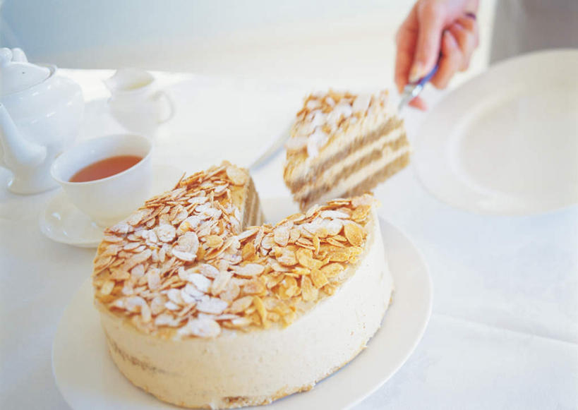 点心,东方人,一个人,捧,横图,俯视,室内,特写,白天,下午茶,餐桌,茶,桌子,杯子,餐具,亚洲,仅一个年轻女性,仅一个女性,仅一个人,握,朦胧,模糊,叉子,瓷器,碟子,壶,盘,食品,甜点,甜品,咖啡杯,陶瓷制品,拿,拿着,黄种人,水壶,食物,糕点,一个,盘子,茶壶,碟,甜食,奶油,握着,单个,餐台,瓜子,乳制品,瓷杯,瓜子仁,餐叉,激凌,克林姆,淇淋,年轻女性,女人,女性,亚洲人,端,端着,捧着,手捧,半身,彩图,高角度拍摄,蛋糕