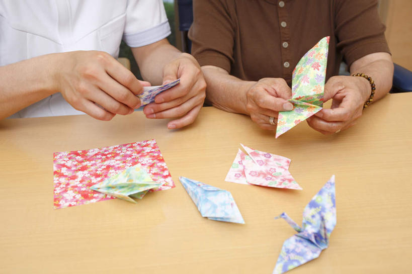 东方人,两个人,护士,医院,坐,横图,俯视,室内,特写,白天,亚洲,许多,握,服装,艺术,折纸,纸艺,手工艺品,纸张,拿,千纸鹤,拿着,黄种人,文化,衣服,纸鹤,工艺品,握着,服饰,高雅,白衣天使,衣着,穿着,医疗机构,工艺折纸,自信心,品位,衣饰,老年女性,男人,男性,年轻男性,女人,女性,亚洲人,坐着,半身,彩图,高角度拍摄,病院,诊所