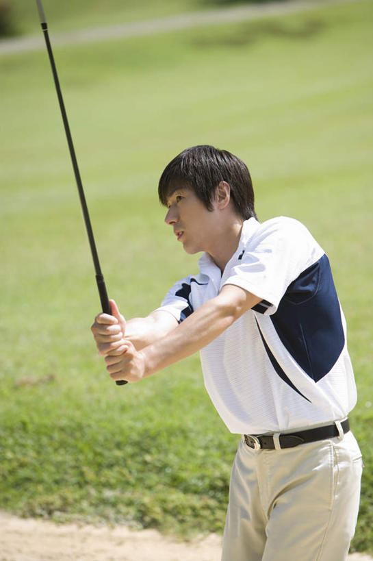 东方人,一个人,站,竖图,室外,白天,侧面,T恤衫,锻炼,运动,草地,草坪,植物,亚洲,仅一个男性,仅一个人,挥杆,握,服装,朦胧,模糊,T恤,注视,休闲装,黄种人,沙坑,草,仅一个年轻男性,衣服,绿色,白色,观察,看,站着,休闲,休闲服,握着,服饰,观看,察看,高尔夫球杆,关注,高尔夫运动,高尔夫球具,体育,男人,男性,年轻男性,亚洲人,站立,半身,彩图,健身