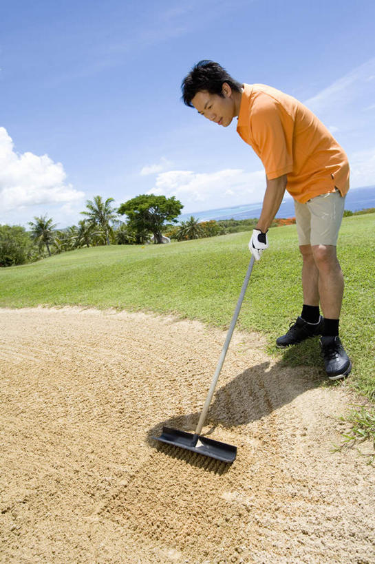 东方人,一个人,站,竖图,室外,白天,侧面,锻炼,运动,草地,草坪,植物,亚洲,仅一个男性,仅一个人,挥杆,握,阴影,服装,光线,高尔夫,高尔夫球,沙子,影子,球场,沙地,注视,休闲装,黄种人,沙坑,高尔夫球场,树,树木,仅一个年轻男性,衣服,绿色,阳光,自然,观察,看,站着,休闲,休闲服,握着,服饰,生长,成长,观看,察看,高尔夫球杆,关注,绿茵场,高尔夫运动,高尔夫球具,体育,男人,男性,年轻男性,亚洲人,站立,彩图,全身,健身