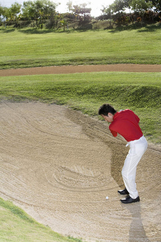 东方人,一个人,站,竖图,俯视,室外,白天,T恤衫,锻炼,运动,草地,草坪,植物,亚洲,仅一个男性,仅一个人,握,服装,高尔夫,T恤,注视,休闲装,黄种人,沙坑,草,仅一个年轻男性,衣服,红色,绿色,观察,看,站着,休闲,休闲服,握着,服饰,观看,察看,高尔夫球杆,关注,高尔夫运动,高尔夫球具,体育,男人,男性,年轻男性,亚洲人,站立,彩图,高角度拍摄,全身,健身