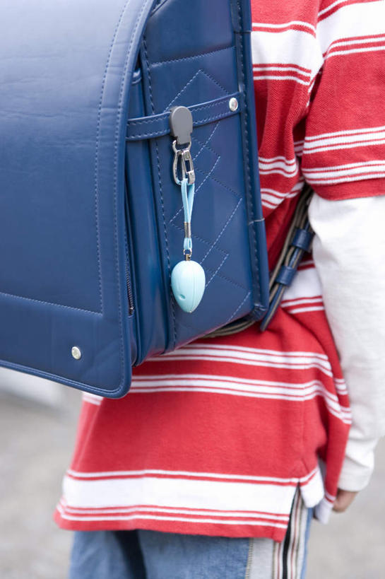 东方人,儿童,一个人,站,竖图,室外,白天,纯洁,安全,亚洲,仅一个女性,仅一个人,悬挂,服装,朦胧,模糊,包,书包,防护,挂,注视,休闲装,黄种人,一个,小孩,背面,衣服,蓝色,背包,观察,看,站着,仅一个小孩,休闲,休闲服,可爱,童年,童趣,服饰,单个,观看,保护,察看,关注,保险,报警器,童真,烂漫,无邪,保全,周全,安稳,安定,防盗,电子防盗,防盗器,警报器,平安,天真,女孩,女人,女性,亚洲人,孩子,站立,半身,彩图,双肩包,女生