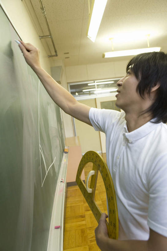 东方人,一个人,教师,学校,站,竖图,室内,白天,侧面,亚洲,仅一个男性,仅一个人,服装,测量,笔,工具,刻度,拿,拿着,注视,休闲装,黄种人,校园,仅一个年轻男性,衣服,半圆尺,尺,粉笔,学习用品,黑板,观察,看,站着,上课,休闲,教室,休闲服,教学,角度,服饰,观看,测量工具,文具用品,尺子,察看,衡量,绘图,关注,比例,测绘,量具,量仪,标度,耐磨,白垩,教学黑板,男人,男性,年轻男性,亚洲人,老师,站立,半身,彩图