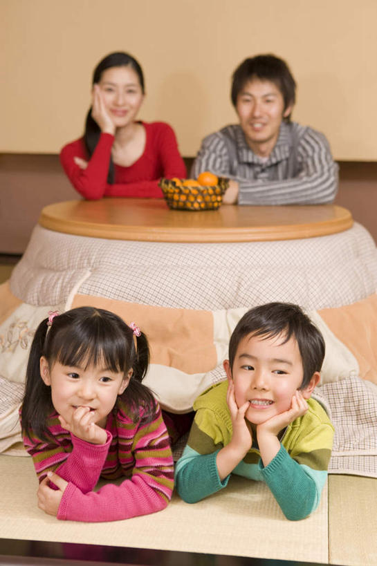 东方人,儿童,四个人,家庭,夫妻,母亲,父亲,女儿,儿子,坐,笑,微笑,露齿笑,竖图,俯视,室内,白天,爱情,纯洁,餐桌,桌子,柑橘,水果,亚洲,一堆,撑,堆叠,堆积,服装,新鲜,编织,篮子,生食,食品,果实,浪漫,托腮,注视,休闲装,黄种人,食物,小孩,衣服,观察,看,趴着,托,休闲,温暖,温馨,父女,父子,母女,母子,一家人,休闲服,恩爱,父爱,可爱,母爱,童年,童趣,恋人,服饰,有机食品,绿色食品,餐台,观看,堆,和睦,察看,关注,托下巴,童真,烂漫,无邪,被炉,炬燵,暖桌,天真,男孩,男人,男性,年轻男性,年轻女性,女孩,女人,女性,亚洲人,孩子,年轻人,夫妇,情侣,橘子,桔子,橙子,橙,趴,坐着,半身,彩图,高角度拍摄,伴侣,融洽,男生,女生