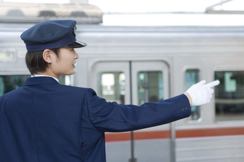 东方人,一个人,站,举,笑,微笑,露齿笑,横图,室外,白天,工作服,制服,窗户,地铁,帽子,亚洲,仅一个男性,仅一个人,一排,一条,指,阴影,朦胧,模糊,整齐,光线,影子,地铁站,轨道交通,新干线,注视,黄种人,方向,玻璃窗,排列,仅一个年轻男性,背面,红色,蓝色,阳光,观察,看,手势,托,站着,转头,观看,横条,察看,指向,队列,关注,一顶,指挥员,列车员,工作制服,男人,男性,年轻男性,亚洲人,举起,举手,举着,向上举,向上伸,向上托,站立,半身,彩图,工作套服,地铁机动车,地下铁,轻轨