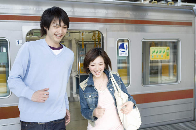 东方人,背,头发,两个人,家庭,站,走,笑,摸,微笑,露齿笑,横图,室内,白天,正面,爱情,窗户,地铁,椅子,亚洲,两条,抚摸,阴影,服装,光线,包,皮包,影子,地铁站,地面,轨道交通,新干线,浪漫,注视,休闲装,黄种人,玻璃窗,一个,衣服,黄色,红色,蓝色,白色,黑色,阳光,背着,观察,看,站着,休闲,温暖,温馨,一家人,休闲服,恩爱,恋人,服饰,单个,观看,单肩包,横条,和睦,察看,关注,男人,男性,年轻男性,年轻女性,女人,女性,亚洲人,情侣,步行,触摸,接触,站立,走路,半身,彩图,地铁机动车,地下铁,轻轨,伴侣,融洽