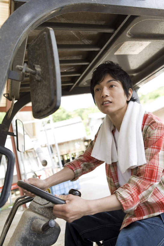 东方人,头发,一个人,家,坐,笑,摸,微笑,露齿笑,竖图,室内,白天,侧面,旅游,度假,美景,书籍,日本,亚洲,仅一个男性,仅一个人,一辆,一条,抚摸,握,服装,房屋,屋檐,屋子,景观,千叶县,注视,休闲装,黄种人,娱乐,楼房,檐,住宅,仅一个年轻男性,一个,衣服,红色,白色,黑色,自然,方向盘,毛巾,观察,驾驶,看,靠,靠着,行驶,倚靠,享受,休闲,休闲服,景色,放松,握着,服饰,单个,观看,操纵,铲车,控制,察看,倚着,关注,自然风光,东亚,操控,本州,关东地方,本州岛,日本国,把持,千叶,男人,男性,年轻男性,亚洲人,书,图书,触摸,接触,坐着,半身,彩图,房子