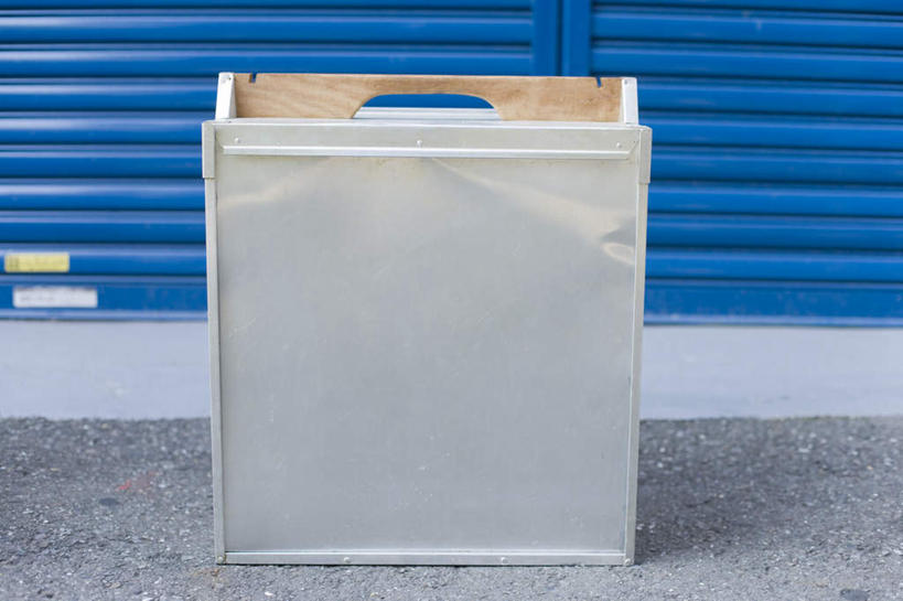 无人,横图,室外,特写,白天,正面,金属制品,一排,许多,阴影,条纹,整齐,光线,金属,方块,影子,地面,盒子,排列,一个,蓝色,白色,阳光,包装盒,单个,卷帘门,明亮,队列,彩图