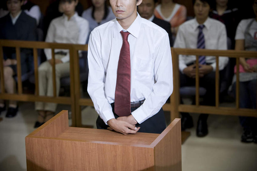 东方人,律师,法官,栏杆,站,坐,笑,摸,微笑,露齿笑,横图,俯视,室内,白天,衬衫,椅子,亚洲,一排,撑,抚摸,整齐,瓷砖,地砖,法院,围栏,地面,许多人,听,注视,黄种人,护栏,排列,白色,讲台,观察,看,站着,一群人,观看,察看,法庭,撑着,队列,关注,男人,男性,年轻男性,年轻女性,女人,女性,亚洲人,法律家,法学家,触摸,接触,站立,坐着,半身,彩图,高角度拍摄,衬衣,判事,推事