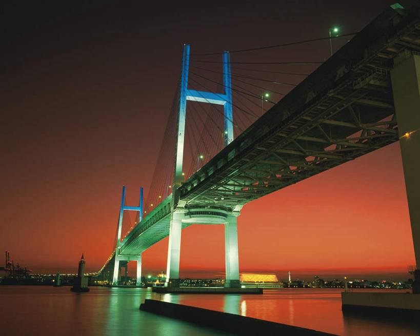 无人,横图,室外,夜晚,仰视,海浪,海洋,标志建筑,大桥,地标,建筑,立交桥,路灯,桥梁,照明,神奈川,日本,亚洲,一排,阴影,整齐,光线,影子,浪花,高架,建筑群,斜拉桥,桥,灯光,横滨,横滨市,神奈川县,横滨海湾大桥,建设,灯,排列,蓝色,蓝天,天空,海水,天,晴朗,照亮,照明设备,队列,海景,东亚,本州,万里无云,首府,关东地方,本州岛,日本国,大海,风浪,海,海水的波动,近岸浪,涌浪,晴空,晴空万里,彩图,低角度拍摄