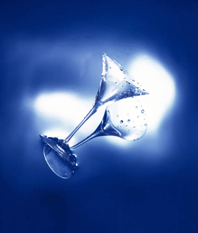 无人,竖图,俯视,室内,特写,白天,杯子,阴影,蓝色背景,反射,影子,一杯,玻璃制品,水杯,摄影,影棚,刺眼,耀眼,玻璃杯,彩图,高角度拍摄,影棚拍摄,拍摄,夺目