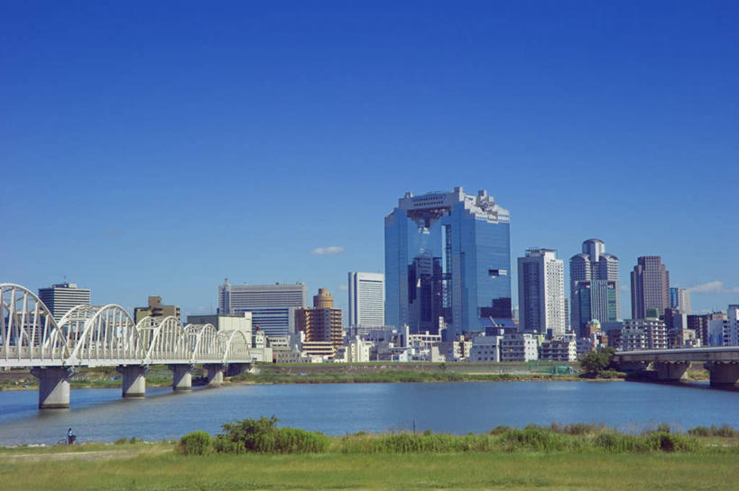 无人,高楼大厦,横图,室外,白天,正面,度假,办公楼,草地,草坪,河流,美景,水,植物,城市风光,标志建筑,城市,大厦,地标,建筑,摩天大楼,写字楼,京都,日本,亚洲,阴影,光线,木板,影子,河水,景观,水流,桥,木桥,娱乐,建设,栈桥,草,树,树木,蓝色,绿色,蓝天,天空,阳光,楼宇,天,享受,休闲,商务楼,景色,放松,大阪,京都府,生长,晴朗,成长,人行桥,木板桥,东亚,本州,万里无云,大阪府,本州岛,日本国,近畿地方,近畿,淀川,淀川河,晴空,晴空万里,彩图,大楼,高层建筑,高楼,摩天楼