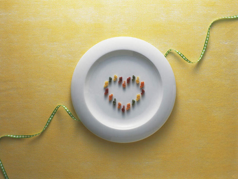 面食,面条,意大利面,无人,横图,俯视,室内,特写,白天,爱情,西餐,相框,爱心,装饰,环绕,围绕,镜框,丝绸,丝带,墙,面,料理,食品,浪漫,墙壁,墙面,绸带,装饰品,食物,黄色,红色,绿色,装饰物,温暖,温馨,心形,恩爱,西式,摄影,影棚,华丽,修饰,点缀,和睦,饰物,衬托,美观,雅致,雅观,心型,彩图,高角度拍摄,影棚拍摄,拍摄,融洽