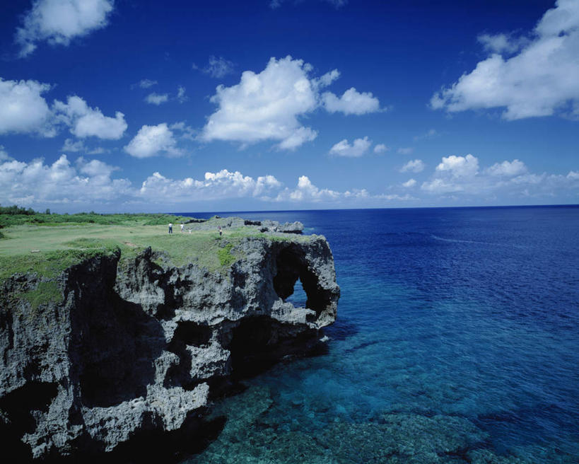 无人,横图,俯视,室外,白天,旅游,度假,草地,草坪,海浪,海洋,石头,美景,植物,日本,亚洲,石子,景观,浪花,水平线,悬崖,云,云朵,辽阔,海平线,云彩,娱乐,冲绳,草,蓝色,绿色,白云,蓝天,天空,自然,海水,天,享受,休闲,广阔,景色,放松,晴朗,一望无际,冲绳县,自然风光,陡崖,海景,东亚,琉球群岛,日本国,九州地方,无边无际,一马平川,大海,风浪,海,海水的波动,近岸浪,石块,岩石,涌浪,晴空,彩图,高角度拍摄,水天相接,水天一线