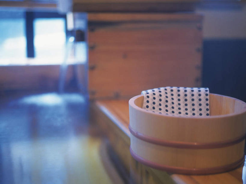 无人,横图,俯视,室内,白天,旅游,度假,温泉,雾,窗户,地板,一条,阴影,沸腾,反射,蒸汽,纺织物,木桶,桶,影子,斑点,地面,水蒸气,雾气,娱乐,木地板,玻璃窗,一个,容器,毛巾,清洁,享受,休闲,温暖,放松,泉水,温和,单个,储藏,保暖,气体,储存,浴池,透气,防水,蒸发,储水,耐磨,吸水,地热,彩图,高角度拍摄,贮存