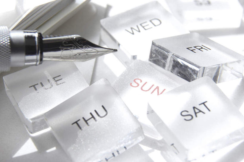 无人,横图,俯视,室内,特写,白天,静物,一堆,阴影,堆叠,堆积,透明,反射,英文,笔,标志,文字,影子,字符,字母,办公用品,钢笔,标识,文具,学习用品,堆,英文字母,文具用品,一支,星期,日历,彩图,高角度拍摄